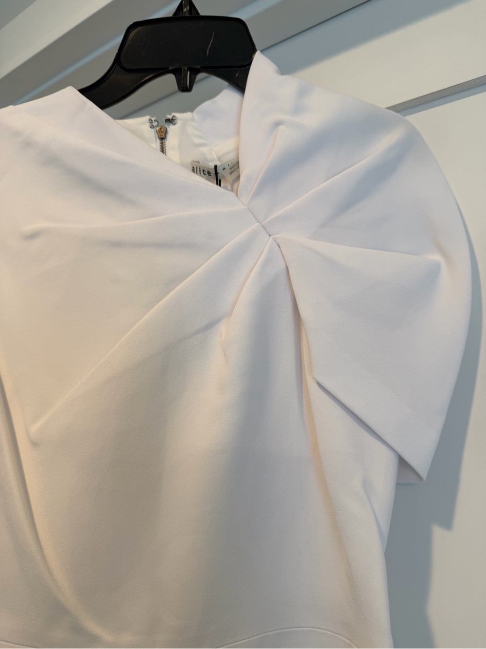 NWT ALICE + OLIVIA Kiro Ruffle Shoulder Midi Sheath Dress - Picture 9 of 11